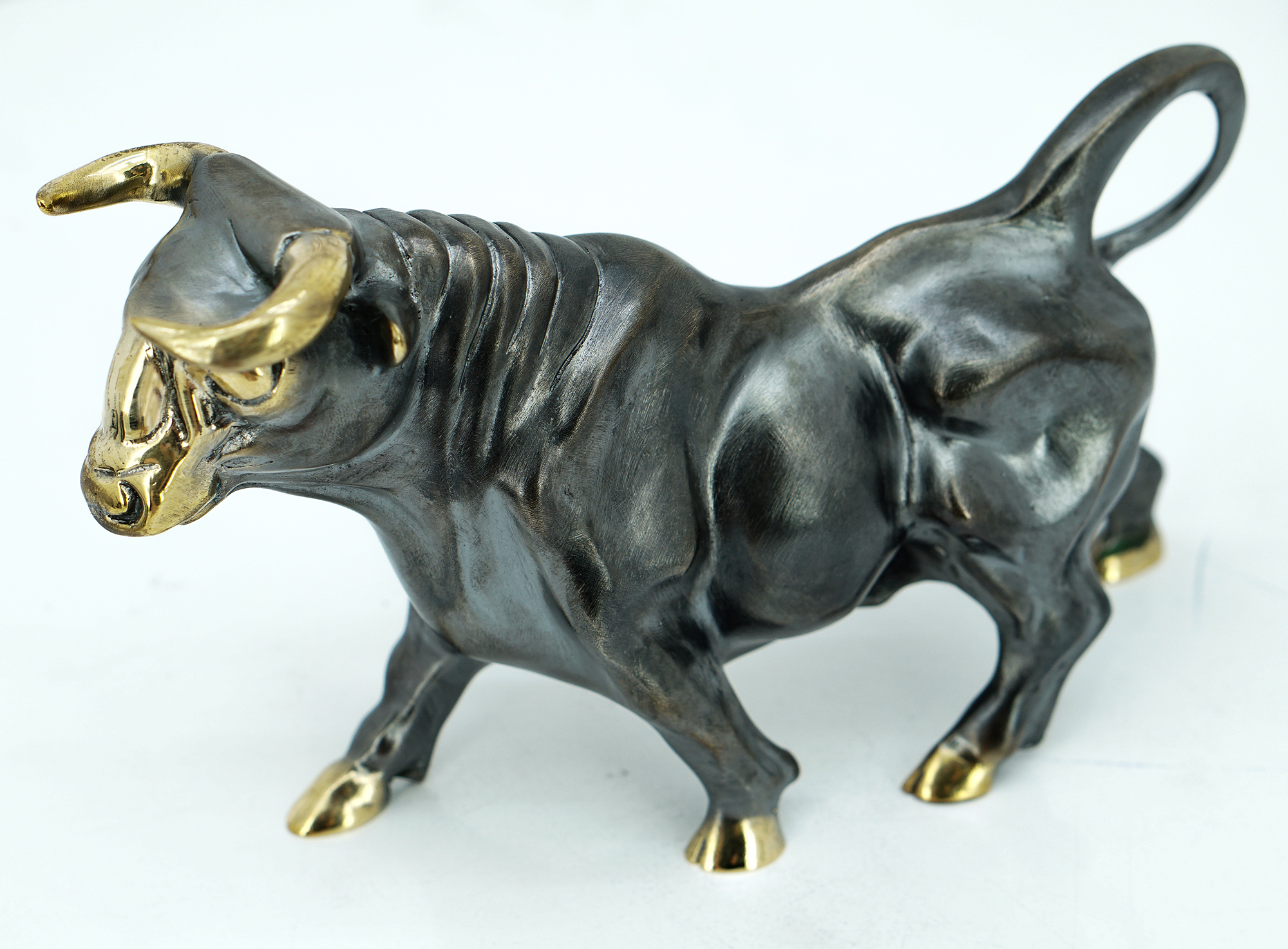 Скульптура из бронзы «Бык»