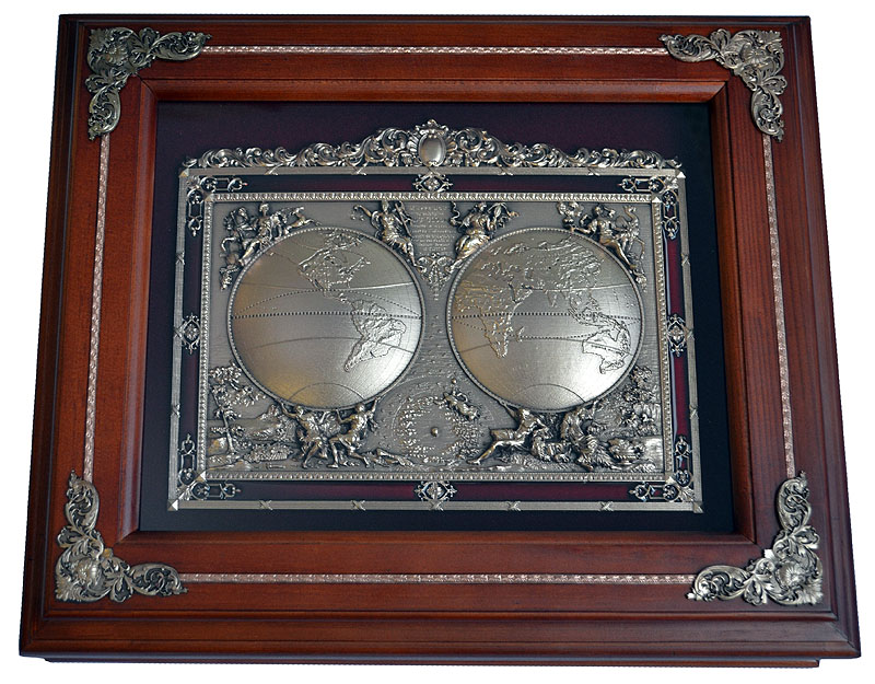 Подарочная деревянная ключница настенная «Карта мира»