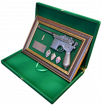 Подарочное панно с пистолетом «Маузер»