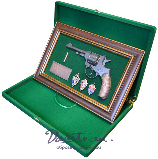 Подарочное панно с пистолетом «Наган»