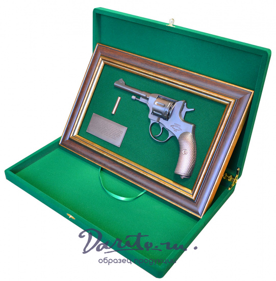 Подарочное панно с пистолетом «Наган»