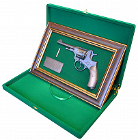 Подарочное панно с пистолетом «Наган»