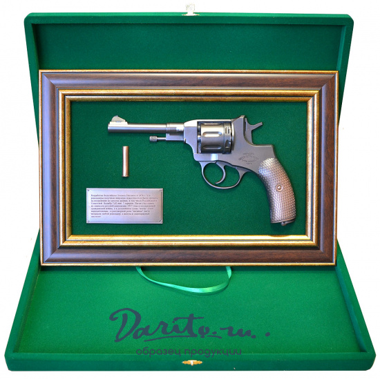 Подарочное панно с пистолетом «Наган»