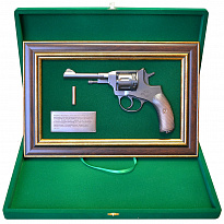 Подарочное панно с пистолетом «Наган»