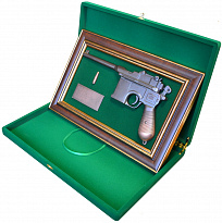 Подарочное панно с пистолетом «Маузер»