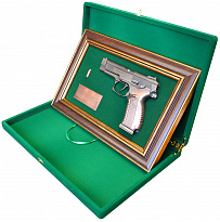 Подарочное панно с пистолетом «Ярыгин»