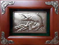 Ключница из дерева под стеклом «Щука»