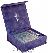 Подарочный набор На зубок: Библия в кожаном переплете, серебряная ложка, серебряная подвеска, подарочный футляр (синий)
