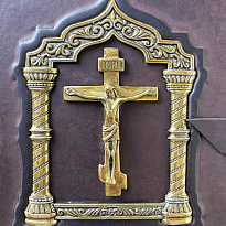 Библия большая в миниатюрах Палеха с литьем в кожаном переплете.