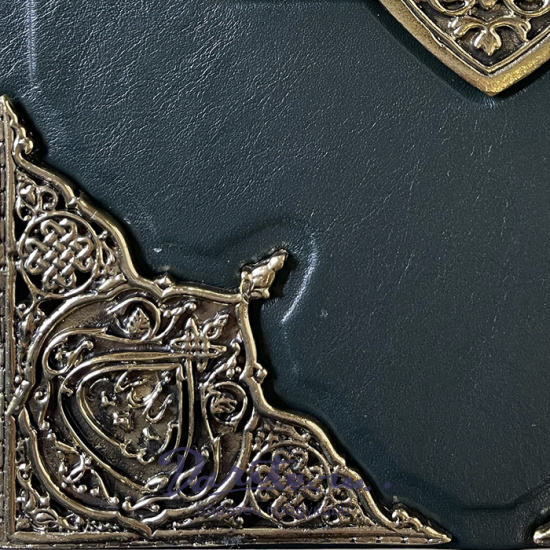 Книга Коран в кожаном переплете.