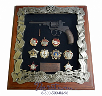 Деревянная ключница «Наган с наградами СССР»
