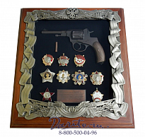 Деревянная ключница «Наган с наградами СССР»