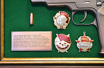 Подарочное панно с пистолетом «Стечкин»