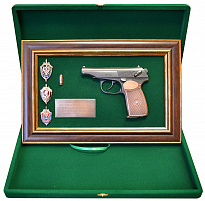 Подарочное панно с пистолетом «Макаров»