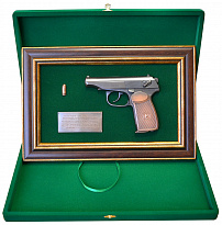 Подарочное панно с пистолетом «Макаров»